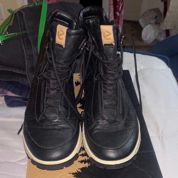 Ecco Other - Ecco Black and Cream Leather Boots
